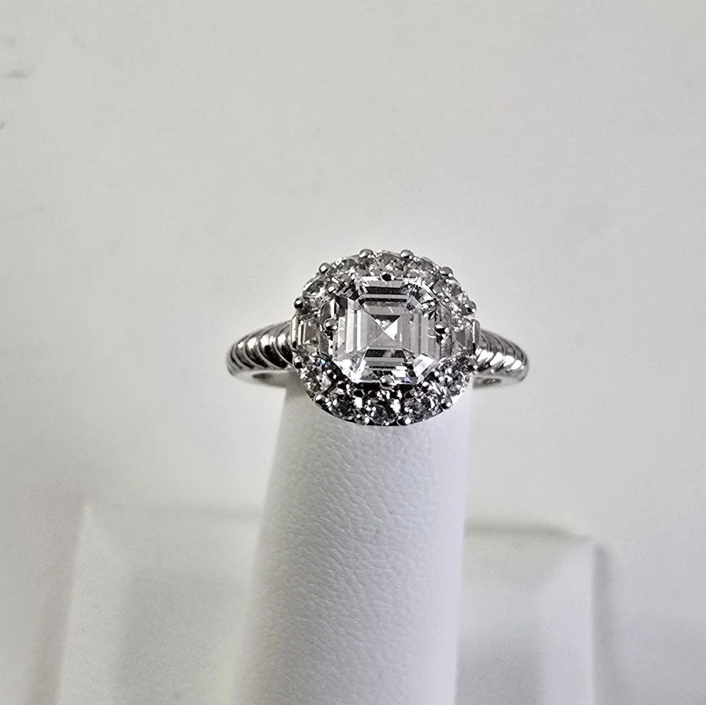 Watch Video / 14K Gold Assher Cut Solitaire Halo Ring